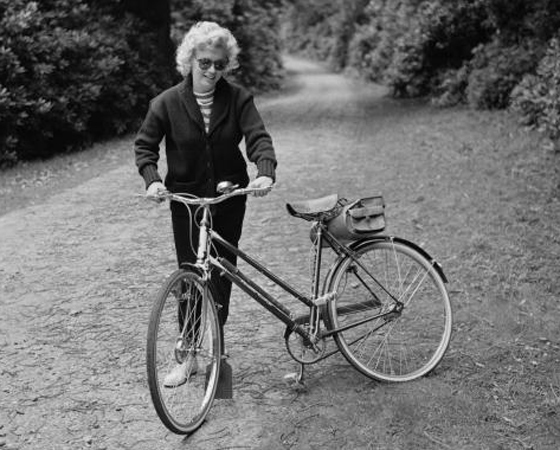 Década de 1950 - NASCE A MOUNTAIN BIKE: O americano James Finley Scott modificou um modelo urbano para conseguir andar em trilhas. E criou a primeira mountain bike.