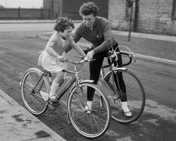 Década de 1960 - DIVERSIDADE: Agora todo mundo tinha um modelo para chamar de seu. Surgem as bicicletas para crianças, as de estrada e o sistema de marchas evolui.