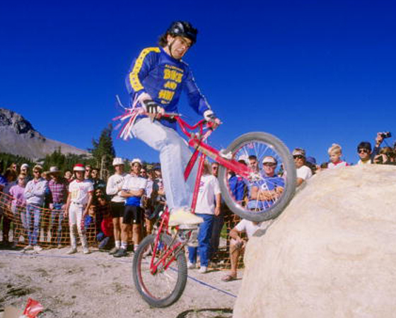 Década de 1980 - MOUNTAIN BIKE NO TOPO: O foco: melhorar o design e diminuir o peso das bicicletas. No Brasil, as mountain bikes tornam-se o estilo predominante.