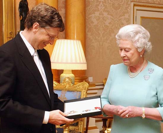PRÊMIOS - Por seus feitos humanitários, Bill Gates foi condecorado com a medalha da Ordem do Império Britânico, entregue pela Rainha Elizabeth em 2005 (foto); e com a medalha Ordem da Águia Asteca em 2006. Além disso, ele já recebeu o status de Honoris causa das universidades de Cambridge, Karolinska, Harvard, Tsinghua, Waseda, Nijenrode e do Real Instituto de Tecnologia.
