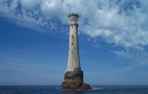 A menor ilha do mundo com uma estrutura feita pelo homem. Essa é Bishop Rock Lighthouse, que pertence ao Reino Unido. A menor ilha do mundo com uma estrutura feita pelo homem. Essa é Bishop Rock Lighthouse, que pertence ao Reino Unido.