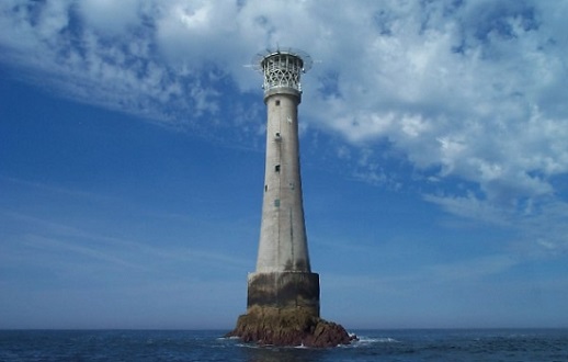 A menor ilha do mundo com uma estrutura feita pelo homem. Essa é Bishop Rock Lighthouse, que pertence ao Reino Unido.