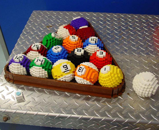 Estas bolas de bilhar foram feitas com peças de Lego. Estas bolas de bilhar foram feitas com peças de Lego.