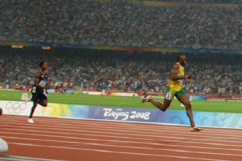 O homem mais rápido do mundo. Esse título acompanha o velocista jamaicano Usain Bolt, medalha de ouro nos 100 metros rasos nas duas últimas Olimpíadas e recordista da categoria.