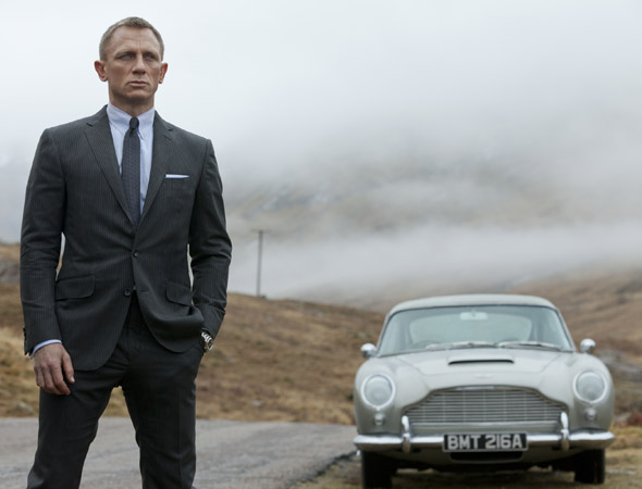 5 - Bond completou meio século nos cinemas com muitos objetos, cenas e personagens icônicos. Em Skyfall, alguns deles aparecem, como o Aston Martin DB5 usado por Sean Connery. Os fãs curtem sacar as referências, que se assemelham a easter eggs.