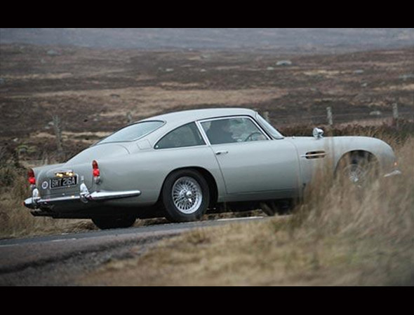 5 - Bond completou meio século nos cinemas com muitos objetos, cenas e personagens icônicos. Em Skyfall, alguns deles aparecem, como o Aston Martin DB5 usado por Sean Connery. Os fãs curtem sacar as referências, que se assemelham a easter eggs.