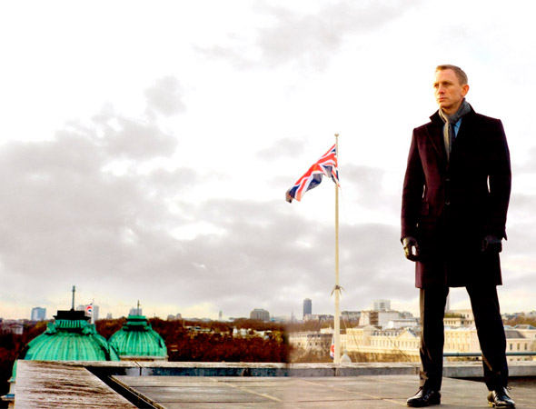 James Bond completou 50 anos no cinema em 2012. Para marcar a data, chega aos cinemas o 23º filme da série: 007 - Operação Skyfall. O longa, que agrada novos e antigos fãs, traz novamente Daniel Craig no papel principal, Judi Dench como M e Ralph Fiennes como Gareth Mallory. Clique em Leia Mais para ver nossa conversa com Craig e com a produtora Barbara Broccoli.