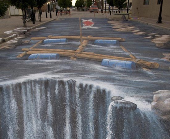 Ele também fez este bote prestes a descer uma cachoeira! A arte foi pintada em Moose Jaw, no Canadá. Curte a adrenalina?