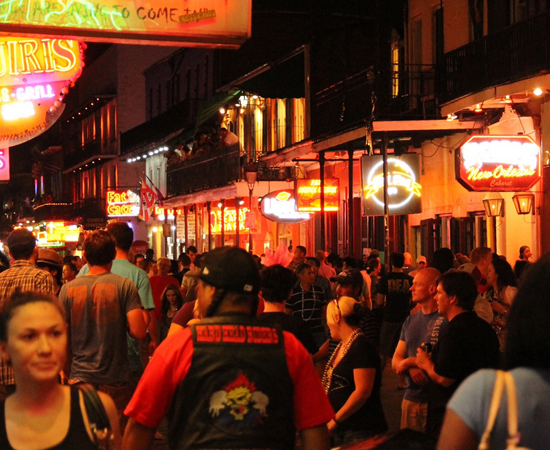 BOURBON STREET - Rua de Nova Orleans, na Lousiana (EUA), que ficou famosa pelos festivais de jazz. Lá existem vários bares e clubes de strip tease. Em fevereiro, o local é tomado por foliões que comemoram o Mardi Gras.