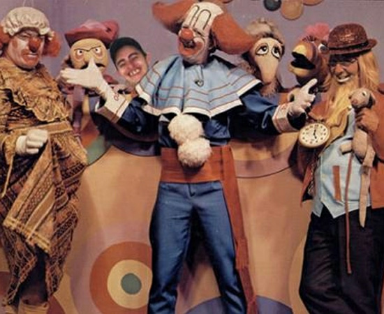 Bozo (1980) era o palhaço que apresentava um programa infantil, com brincadeiras e desenhos animados.