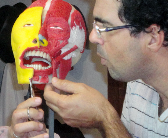 Eliel é professor de Anatomia e Fisiologia Humana em uma escola técnica. Eliel é professor de Anatomia e Fisiologia Humana em uma escola técnica.