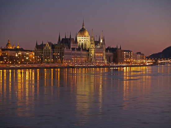 É raro ver uma lista dos locais mais bonitos do mundo que não tenha Budapeste, na Hungria. Se Paris tem o rio Sena, Budapeste tem o Danúbio, que dá parte do charme da cidade.