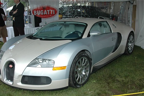 O carro mais rápido que você pode encontrar trafegando pelas ruas. Esse é o Bugatti Veyron, que atinge 431 km/h na versão Super Sport. O carro mais rápido que você pode encontrar trafegando pelas ruas. Esse é o Bugatti Veyron, que atinge 431 km/h na versão Super Sport.