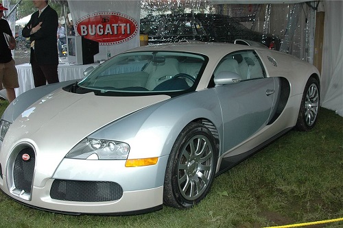 O carro mais rápido que você pode encontrar trafegando pelas ruas. Esse é o Bugatti Veyron, que atinge 431 km/h na versão Super Sport.