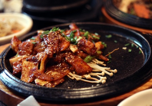 Coreia: bulgogi significa carne de fogo, o que dá uma boa ideia sobre o que é esse prato coreano. Temperado com vinho, cebola, molho de soja, alho e óleo de gergelim, a carne bovina é cozida e embrulhada em vegetais. A comida é tão famosa na Coreia que é até vendida em algumas cadeias de fast-food.