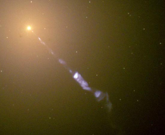 Buraco negro lançando jatos de elétrons e partículas subatômicas do interior da Galáxia M87.