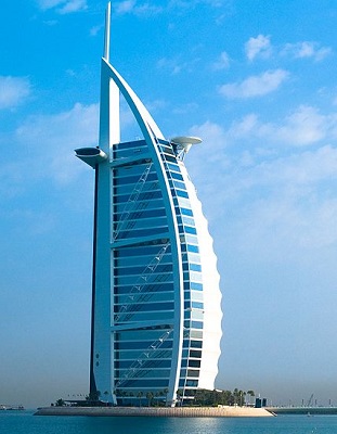 Um hotel de 320 metros de altura, construído numa ilha artificial e com um formato que lembra a vela de um navio. A descrição já  prova: O Burj Al Arab - ou Torre das Arábias - fica em Dubai, mas poderia estar em muitos mundos fantásticos da ficção.