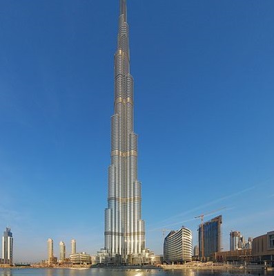 Outra torre que faz das Arábias uma terra para roteirista nenhum botar defeito. O Burj Khalifa é o maior arranha-céu já feito pelo homem: são 828 metros de altura!
