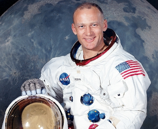 BUZZ ALDRIN - Tornou-se o segundo homem a pisar na Lua, em 20 de julho de 1969, como tripulante do módulo lunar Eagle da missão Apollo 11. Atualmente ele é piloto aposentado da Força Aérea dos EUA e faz palestras pelo mundo.