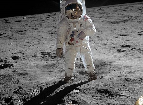 Segundo homem a pisar na Lua e também um participante da missão Apollo 11, Buzz Aldrin é um dos astronautas mais respeitados do mundo. A reação dele ao pisar na Lua também foi espirituosa: por rádio, Neil Armstrong disse para Buzz Aldrin: A vista aí fora não é magnífica?. Buzz respondeu: Magnífica desolação!