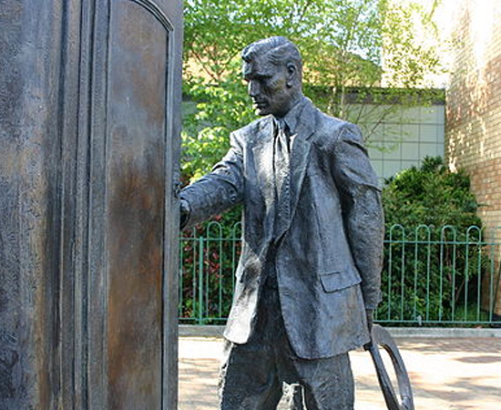 LEGADO - C. S. Lewis inspirou vários outros escritores contemporâneos, como Daniel Handler (Desventuras em Série) e J. K. Rowling (Harry Potter). Em homenagem à sua contribuição à literatura, há uma estátua do autor entrando em um guarda-roupa, em sua cidade natal, Belfast, na Irlanda do Norte. LEGADO - C. S. Lewis inspirou vários outros escritores contemporâneos, como Daniel Handler (Desventuras em Série) e J. K. Rowling (Harry Potter). Em homenagem à sua contribuição à literatura, há uma estátua do autor entrando em um guarda-roupa, em sua cidade natal, Belfast, na Irlanda do Norte.