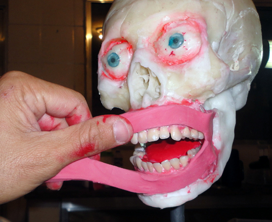 De todas as peças, a que mais gosta de replicar é a face humana. De todas as peças, a que mais gosta de replicar é a face humana.