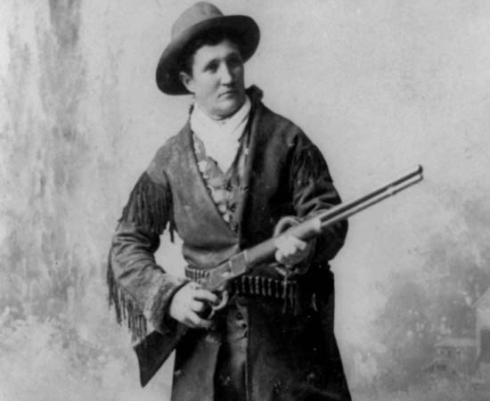 Esta é Jane Calamidade, uma famosa aventureira do Velho Oeste americano. Ela era uma batedora profissional e lutou contra os índios nativos da região de Wyoming. Por volta de 1870, deixou os conflitos de lado para trabalhar como prostituta no estado de Dakota do sul. Anos mais tarde, ela se mudou para o Texas para se casar com Clinton Burke. Quando a união tornou-se insustentável, Jane entrou para a trupe de artistas de Buffalo Bill - na qual fez sucesso até o fim da vida. Esta é Jane Calamidade, uma famosa aventureira do Velho Oeste americano. Ela era uma batedora profissional e lutou contra os índios nativos da região de Wyoming. Por volta de 1870, deixou os conflitos de lado para trabalhar como prostituta no estado de Dakota do sul. Anos mais tarde, ela se mudou para o Texas para se casar com Clinton Burke. Quando a união tornou-se insustentável, Jane entrou para a trupe de artistas de Buffalo Bill - na qual fez sucesso até o fim da vida.