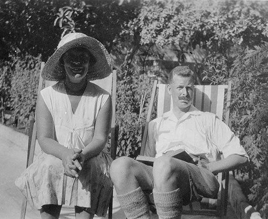 O fisicista E. H. Callow, que trabalhou na Estação de Pesquisa de Baixa Temperatura e no Departamento de Pesquisa Científica e Industrial, toma um solzinho com sua esposa Annie Barbara Clark Callow. A foto é de 1932.