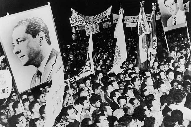 Em 1961, após a renúncia do presidente Jânio Quadros, era natural que assumisse seu vice, João Goulart. Entretanto, a pressão política ameaçava a posse de Jango, o que gerou forte mobilização estudantil. No período, a UNE chegou a transferir temporariamente sua sede para Porto Alegre, onde tiveram participação importante na Campanha da Legalidade. Quando foi empossado, Jango se tornou o primeiro presidente a visitar a sede da UNE.