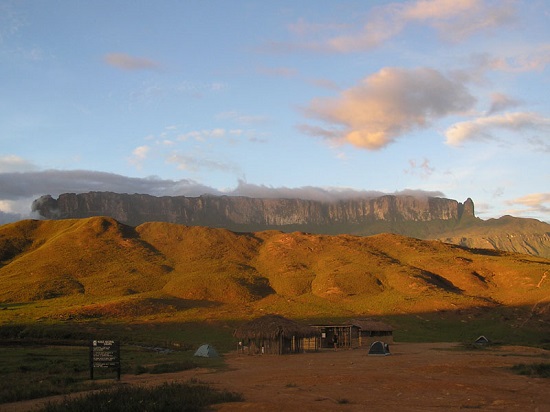 O venezuelano Parque Nacional Canaima fica na fronteira com a Guiana e com o Brasil. O ponto mais famoso do parque é o Monte Roraima, justo na tríplice fronteira entre os países.