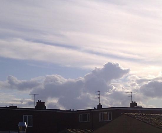 Um cão corre pelo horizonte. Nuvem fotografada no Reino Unido.