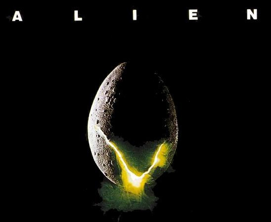 ALIEN - Tudo começou com o filme Alien, o 8º passageiro do diretor Ridley Scott. Lançado em 1979, fez grande sucesso em todo o mundo e ganhou vários prêmios. A saga teve três sequências, dirigidas por James Cameron, David Fincher e Jean-Pierre Jeunet. Depois se juntou à franquia Predador em dois filmes, dirigidos respectivamente por Paul W. S. Anderson e os Irmãos Strause. Em 2012, ganhou a prequência Prometheus, dirigida por Ridley Scott. As histórias se passam no futuro, quando humanos exploram os recursos naturais do espaço e comandam naves de serviço para realizar tarefas triviais, como rebocar minério de um planeta.