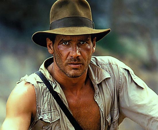 INDIANA JONES - A saga começou em 1981, com a estreia do filme Os Caçadores da Arca Perdida, idealizado por George Lucas, dirigido por Steven Spielberg e estrelado por Harrison Ford. Com o sucesso de bilheteria, o personagem Indiana Jones se tornou um herói conhecido em todo o mundo.