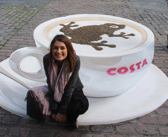 Stader também imaginou uma solução para quem não dorme muito: um cappuccino gigante disposto estrategicamente em uma rua de Londres.