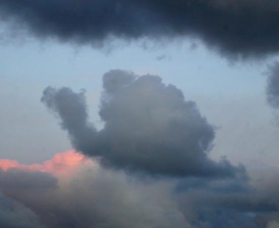 Nuvem com formato de caracol no céu de Anglesey, no Reino Unido.