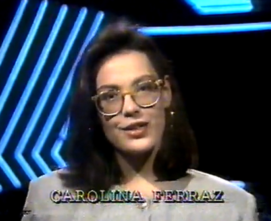 Carolina Ferraz, que também está na novela de Carminha x Nina, apresentava o Programa de Domingo, o Fantástico da Record da época, mas que era da extinta Manchete.