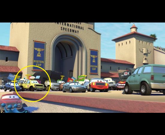O carro da Pizza Planet aparece no filme Carros (2006). É o segundo veículo da esquerda para a direita.