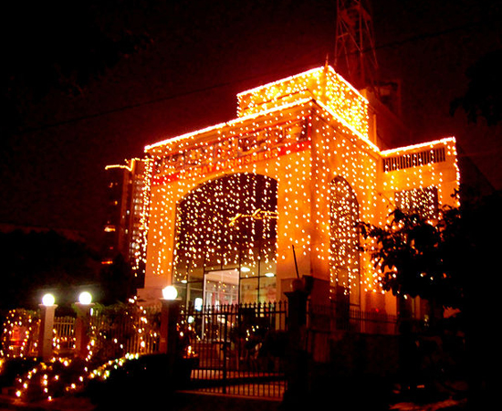 Este é um exemplo de casa enfeitada para o Festival das Luzes, em Nova Delhi (Índia).