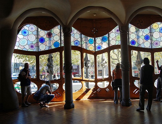 A Casa Battló é uma das maiores atrações de Barcelona. Construída entre 1875 e 1877, a casa foi mais tarde completamente reformulada pelo arquiteto Antoni Gaudí. Um dos apelidos da construção é Casa dos Ossos, por conta do formato da fachada.