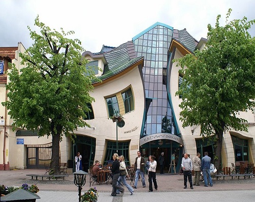 O nome dessa casa é Krzywy Domek, mas pode chamá-la simplesmente de torta. Construída em 2004, ela fica na Polônia e faz parte de um shopping center.