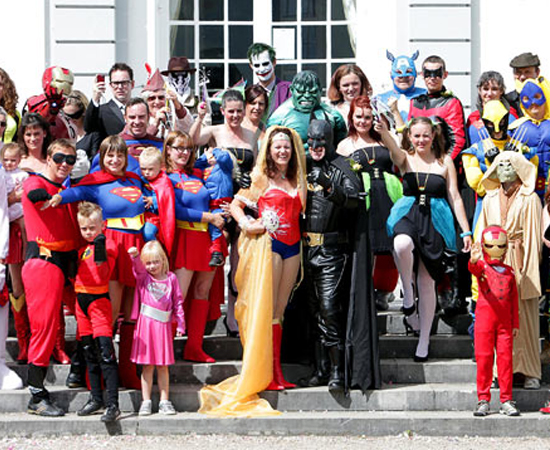 LIGA DA JUSTIÇA - Se você gosta de super-heróis, inspire-se nesta imagem! Parece uma foto de uma convenção geek, mas é apenas o casamento de um casal britânico apaixonado por cultura pop. A cerimônia que uniu Batman e Mulher Maravilha ocorreu em agosto de 2010, reunindo muitos personagens famosos, como Hulk, Wolverine, Coringa e o Homem de Ferro. LIGA DA JUSTIÇA - Se você gosta de super-heróis, inspire-se nesta imagem! Parece uma foto de uma convenção geek, mas é apenas o casamento de um casal britânico apaixonado por cultura pop. A cerimônia que uniu Batman e Mulher Maravilha ocorreu em agosto de 2010, reunindo muitos personagens famosos, como Hulk, Wolverine, Coringa e o Homem de Ferro.