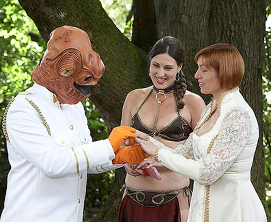 CASAMENTO JEDI - Os fãs de Star Wars também podem planejar uma cerimônia especial!Peça aos amigos e familiares que se fantasiem de Ewoks, Siths, Wookies, Jedis e afins; e escolha um sacerdote muito bem humorado para celebrar o casamento. Clique em Leia Mais para se inspirar em mais de 1200 fotos. CASAMENTO JEDI - Os fãs de Star Wars também podem planejar uma cerimônia especial!Peça aos amigos e familiares que se fantasiem de Ewoks, Siths, Wookies, Jedis e afins; e escolha um sacerdote muito bem humorado para celebrar o casamento. Clique em Leia Mais para se inspirar em mais de 1200 fotos.