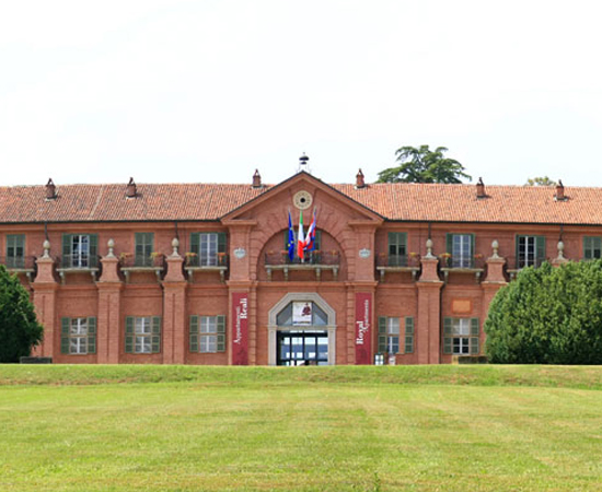 O Castelo Borgo está situado dentro do Parque Regional Della Mandria, perto de Turim, no norte da Itália. A estrutura foi construída em 1713 para servir como centro de reprodução de cavalos (usados pela família real).