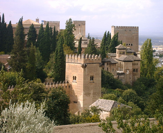 O Castelo de Alhambra, localizado em Granada na Espanha, é uma fortaleza construída no século 10, por conquistadores mulçumanos. Foi tomado por monarcas católicos em 1492, por isso a arquitetura tipicamente islâmica sofreu várias intervenções.
