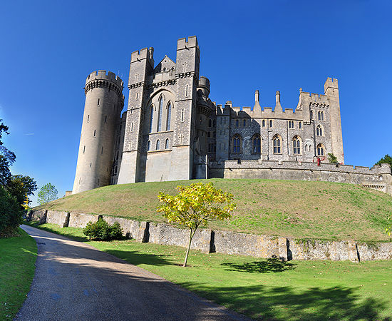 O Castelo de Arundel, localizado na Inglaterra, foi fundado em 1067 e pertence à família do Duque de Norfolk. Devido à Guerra Civil Inglesa, a construção foi restaurada nos séculos 18 e 19. Por isso, é possível encontrar detalhes góticos em seu interior, como a sala da biblioteca - que possui um incrível acervo histórico e religioso. O Castelo de Arundel, localizado na Inglaterra, foi fundado em 1067 e pertence à família do Duque de Norfolk. Devido à Guerra Civil Inglesa, a construção foi restaurada nos séculos 18 e 19. Por isso, é possível encontrar detalhes góticos em seu interior, como a sala da biblioteca - que possui um incrível acervo histórico e religioso.