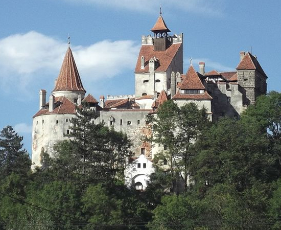 O Castelo de Bran, mais conhecido como o ‘Castelo do Drácula’, está localizado na Transilvânia, Romênia. Construído em meados do século 14, foi usado como defesa contra o Império Otomano e tornou-se uma aduana para mercadores. O príncipe Vlad Tepes, ‘O Empalador’, que inspirou o romance vampiresco de Bram Stoker, teria utilizado o castelo como fortaleza militar durante seu reinado, no século 15. A partir de 1920, a construção tornou-se residência real do Reino da Romênia. Após a Segunda Guerra Mundial, a família real foi expulsa e o castelo foi ocupado pelo regime comunista e transformado em um museu. Em 2006, o governo romeno devolveu o castelo para seu legítimo proprietário, Dominic von Habsburg, o Príncipe da Toscânia e Arquiduque da Áustria.