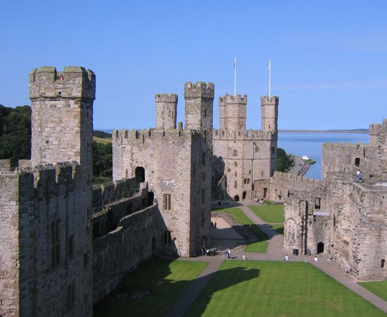 O Castelo de Caernafon foi construído em 1283 pelo rei Eduardo 1 da Inglaterra. Está localizado em Gwynedd, no noroeste do País de Glaes. Atualmente aloja o Museu dos Fusileiros Reais Galeses. É classificado como Patrimônio Mundial da Humanidade pela Unesco.