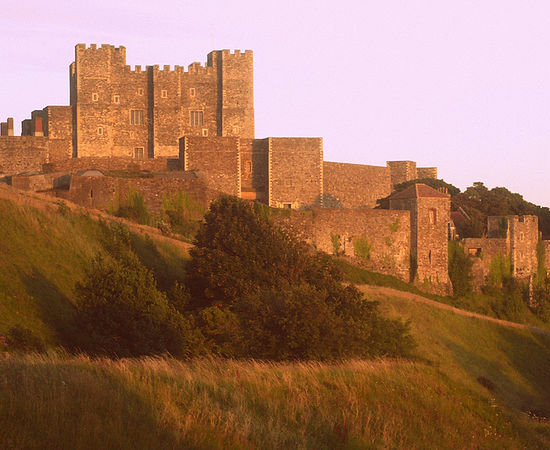 O Castelo de Dover é uma construção medieval que começou a ser construída em 1180 pelo rei Henry 2. Nos séculos seguintes, serviu como fortaleza para proteção da costa inglesa. Durante a Segunda Guerra Mundial, os túneis secretos do castelo foram usados como um hospital militar.