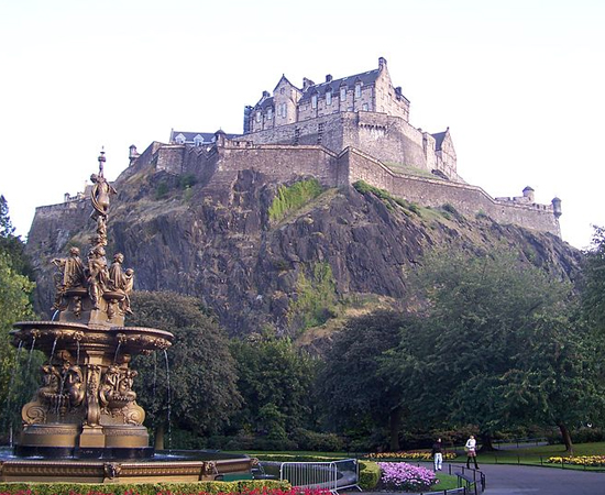 O Castelo de Edimburgo é uma antiga fortaleza, construída em meados do século 12, embora povos tenham ocupado esta região da Escócia desde o século 9 a.C. A construção foi usada em muitos conflitos históricos, como as Guerras de Independência da Escócia no século 14, e os Levantes Jacobitas de 1745. Atualmente, o castelo é usado para fins militares, mas também é aberto à visitação e recebe mais de 1 milhão de turistas todos os anos. Algumas áreas podem ser alugadas para cerimônias de casamento.