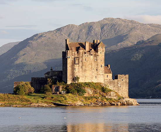 O Castelo de Eilean Donan está localizado na ilha de Loch Duich, na Escócia. Foi construído no início do século 13, como uma fortaleza contra os vikings. Em 1719, foi destruído na batalha de Glen Shiel, contra tropas espanholas. A restauração ocorreu entre 1919 e 1932, pelo tenente-coronel John Macrae-Gilstrap. Atualmente é a residência do clã Macrae. Já foi usado como locação para dezenas de filmes, como Highlander (1985) e O Melhor Amigo da Noiva (2008). O Castelo de Eilean Donan está localizado na ilha de Loch Duich, na Escócia. Foi construído no início do século 13, como uma fortaleza contra os vikings. Em 1719, foi destruído na batalha de Glen Shiel, contra tropas espanholas. A restauração ocorreu entre 1919 e 1932, pelo tenente-coronel John Macrae-Gilstrap. Atualmente é a residência do clã Macrae. Já foi usado como locação para dezenas de filmes, como Highlander (1985) e O Melhor Amigo da Noiva (2008).